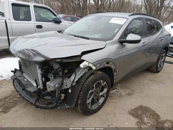 KL77LHEP3SC065465 2025 CHEVROLET TRAX - Image 2