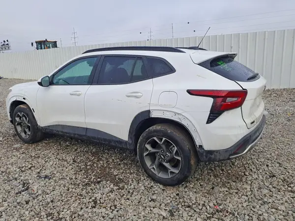 KL77LHEP3SC070875 2025 CHEVROLET TRAX - Image 2