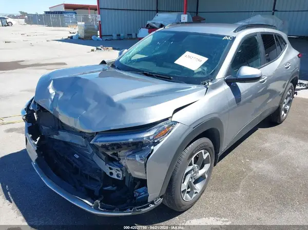 KL77LHEP3SC083741 2025 CHEVROLET TRAX - Image 2