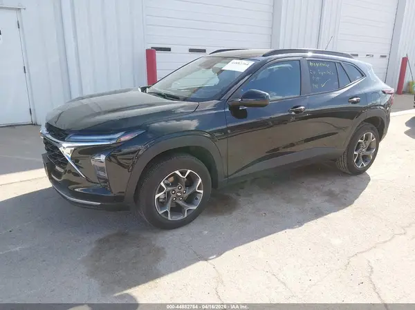 KL77LHEP3SC088938 2025 CHEVROLET TRAX - Image 2