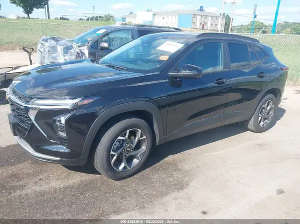 KL77LHEP3SC107813 2025 CHEVROLET TRAX - Image 2