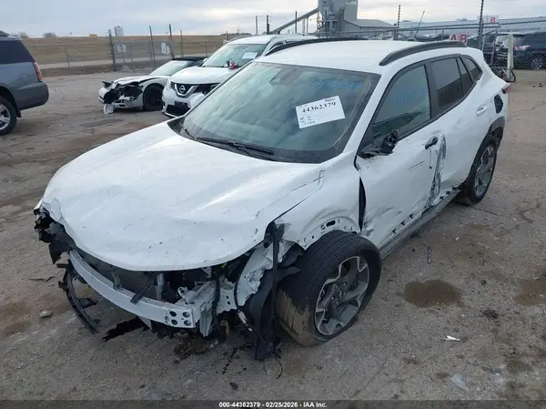 KL77LHEP3SC108654 2025 CHEVROLET TRAX - Image 2