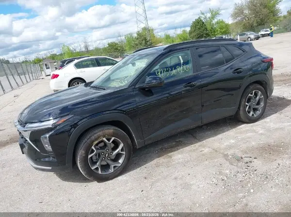 KL77LHEP3SC126412 2025 CHEVROLET TRAX - Image 2