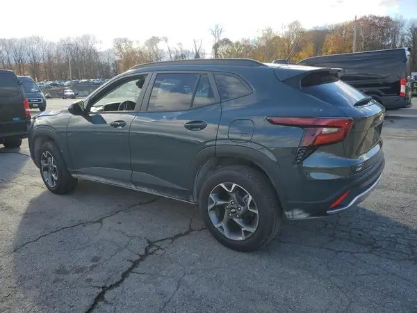 KL77LHEP3SC127978 2025 CHEVROLET TRAX - Image 2