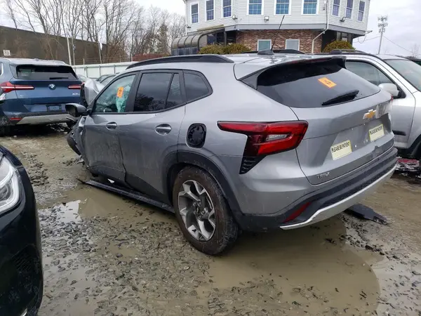 KL77LHEP3SC133909 2025 CHEVROLET TRAX - Image 2