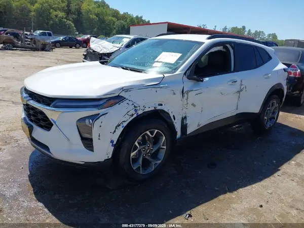 KL77LHEP3SC147860 2025 CHEVROLET TRAX - Image 2