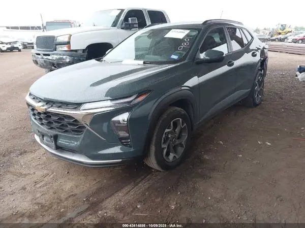 KL77LHEP3SC167543 2025 CHEVROLET TRAX - Image 2