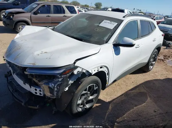 KL77LHEP3SC177702 2025 CHEVROLET TRAX - Image 2