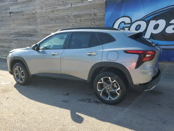 KL77LHEP3SC179644 2025 CHEVROLET TRAX - Image 2