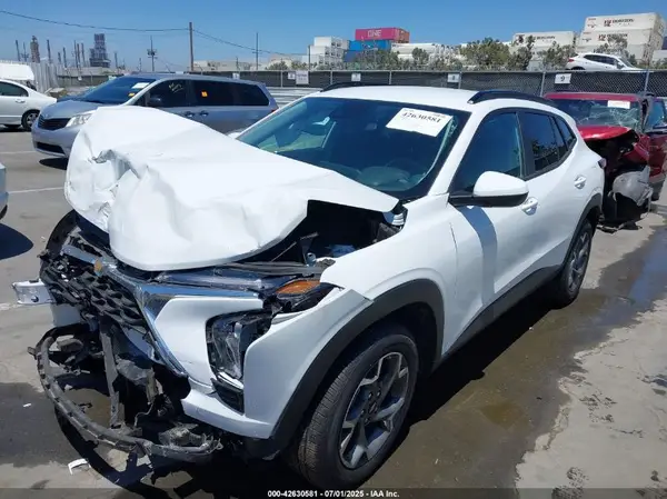 KL77LHEP3SC180700 2025 CHEVROLET TRAX - Image 2