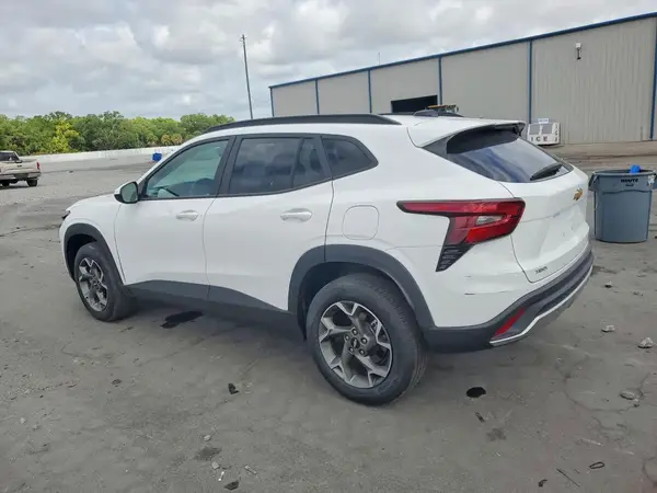 KL77LHEP3SC185413 2025 CHEVROLET TRAX - Image 2