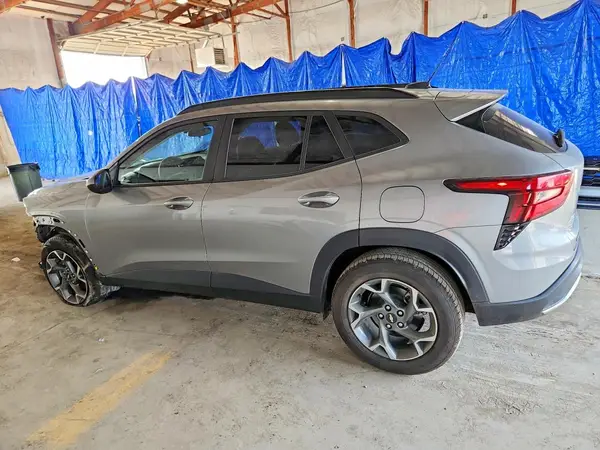 KL77LHEP3SC202727 2025 CHEVROLET TRAX - Image 2