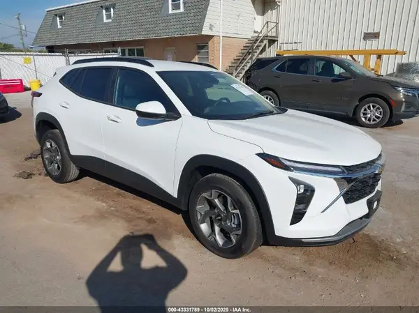 KL77LHEP3SC209371 2025 CHEVROLET TRAX - Image 1