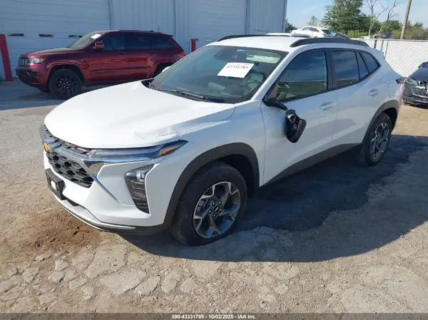 KL77LHEP3SC209371 2025 CHEVROLET TRAX - Image 2