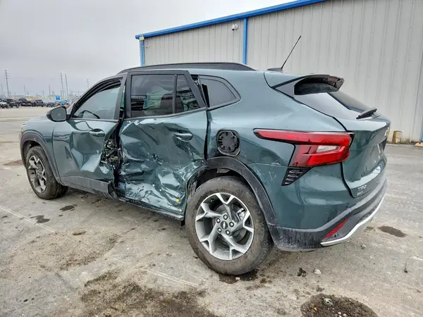 KL77LHEP3SC220533 2025 CHEVROLET TRAX - Image 2