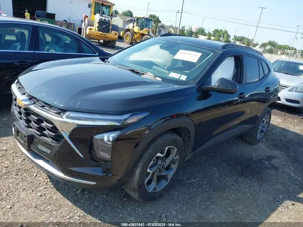 KL77LHEP3SC220595 2025 CHEVROLET TRAX - Image 2