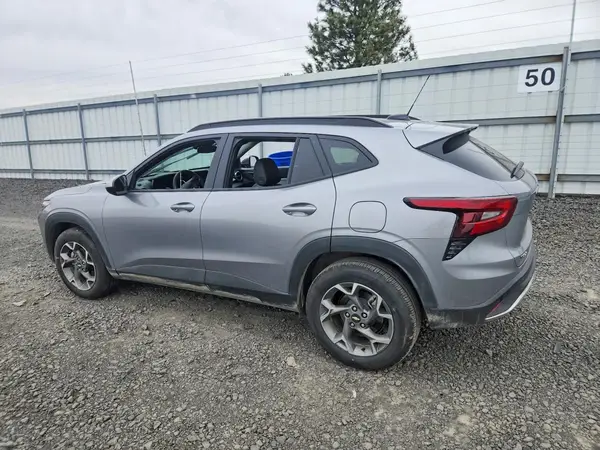 KL77LHEP3SC231368 2025 CHEVROLET TRAX - Image 2