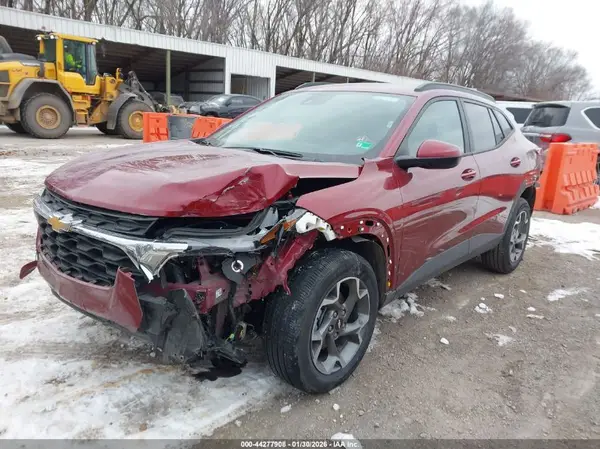 KL77LHEP3SC231824 2025 CHEVROLET TRAX - Image 2