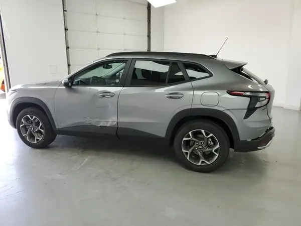 KL77LHEP3SC233251 2025 CHEVROLET TRAX - Image 2
