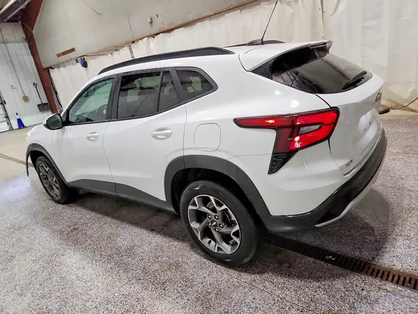 KL77LHEP3SC233721 2025 CHEVROLET TRAX - Image 2