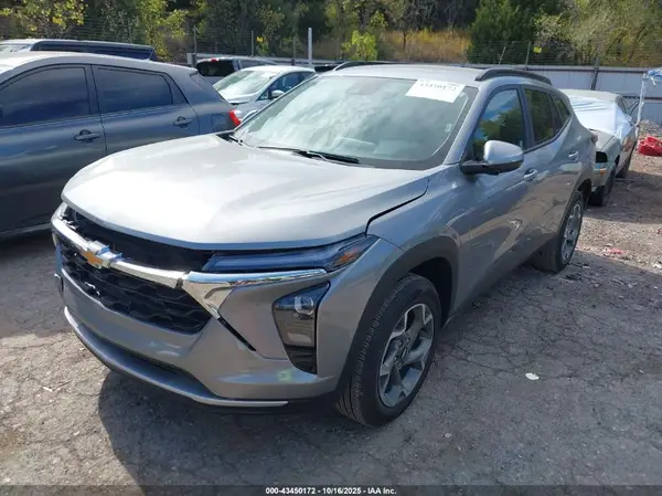 KL77LHEP3SC236389 2025 CHEVROLET TRAX - Image 2