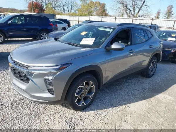 KL77LHEP3SC240796 2025 CHEVROLET TRAX - Image 2