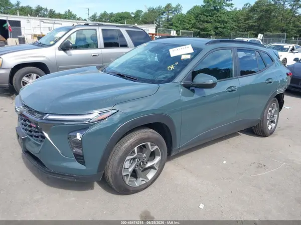 KL77LHEP3SC241642 2025 CHEVROLET TRAX - Image 2