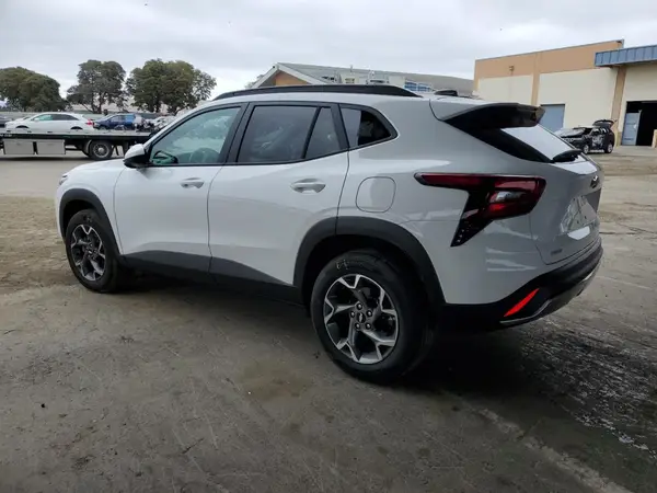 KL77LHEP3SC241866 2025 CHEVROLET TRAX - Image 2