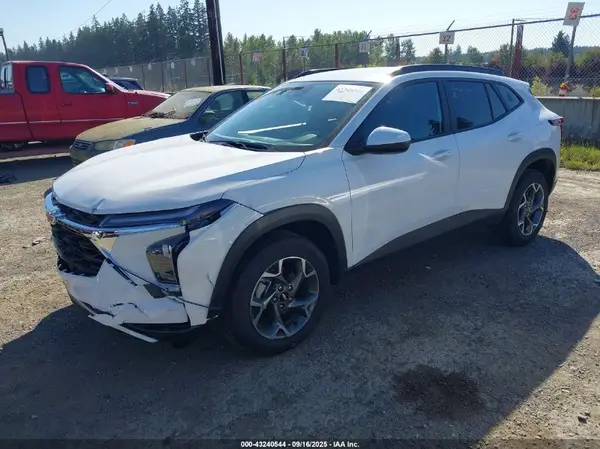 KL77LHEP3SC242676 2025 CHEVROLET TRAX - Image 2