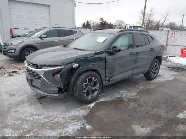 KL77LHEP3SC244542 2025 CHEVROLET TRAX - Image 2
