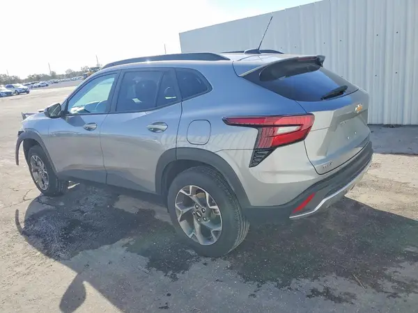 KL77LHEP3SC253564 2025 CHEVROLET TRAX - Image 2