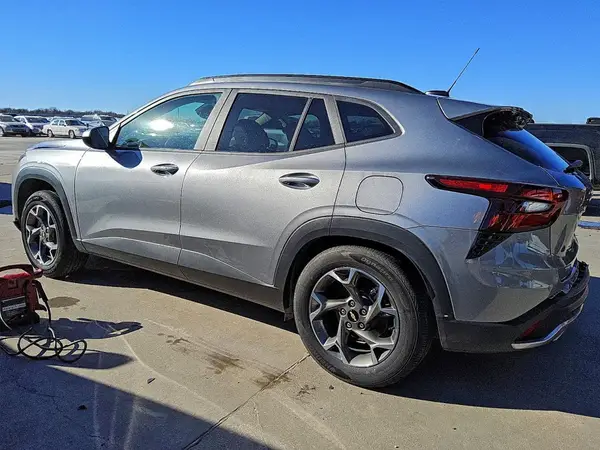 KL77LHEP3SC254407 2025 CHEVROLET TRAX - Image 2