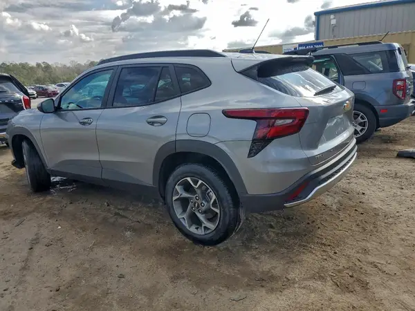 KL77LHEP3SC259641 2025 CHEVROLET TRAX - Image 2