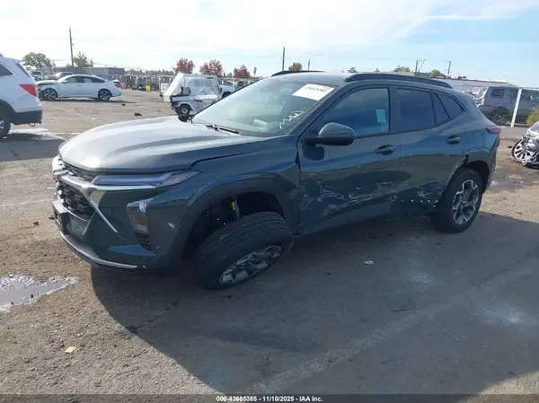 KL77LHEP3SC261163 2025 CHEVROLET TRAX - Image 2