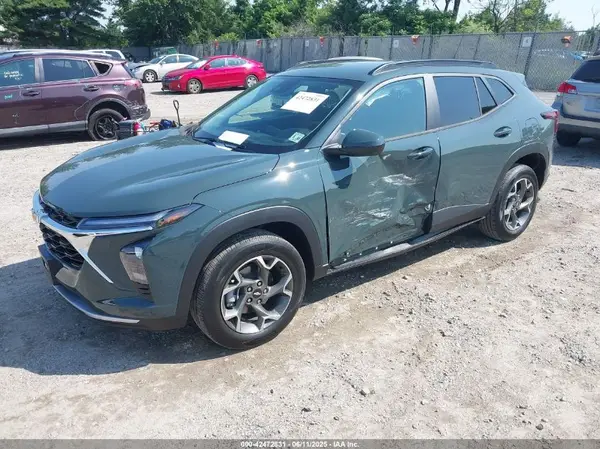 KL77LHEP3SC265083 2025 CHEVROLET TRAX - Image 2