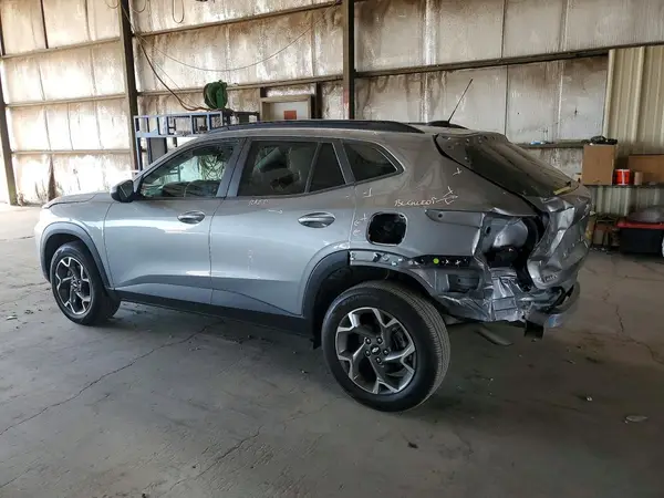KL77LHEP3SC268856 2025 CHEVROLET TRAX - Image 2