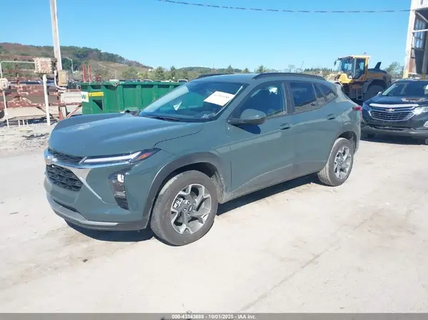 KL77LHEP3SC294017 2025 CHEVROLET TRAX - Image 2
