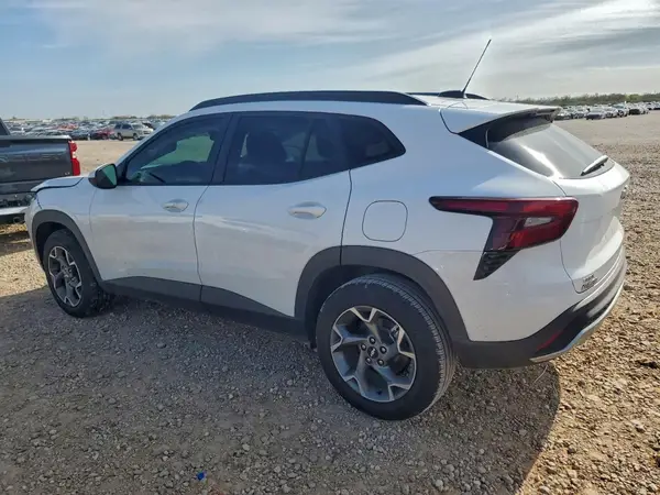 KL77LHEP3SC308322 2025 CHEVROLET TRAX - Image 2