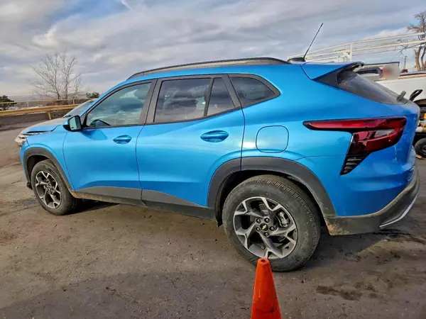 KL77LHEP3SC337125 2025 CHEVROLET TRAX - Image 2
