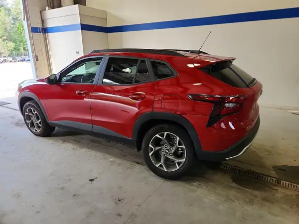 KL77LHEP3TC016221 2026 CHEVROLET TRAX - Image 2