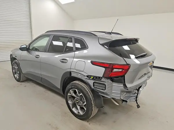KL77LHEP3TC017787 2026 CHEVROLET TRAX - Image 2