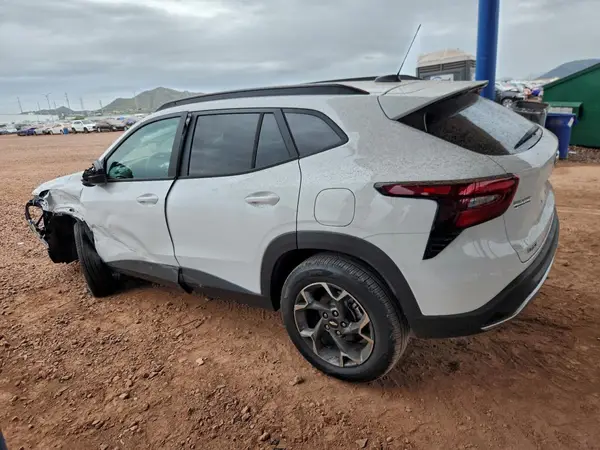 KL77LHEP3TC048151 2026 CHEVROLET TRAX - Image 2