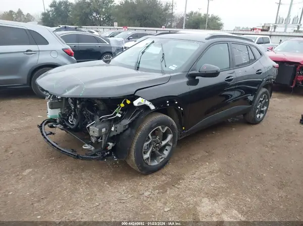 KL77LHEP3TC065905 2026 CHEVROLET TRAX - Image 2