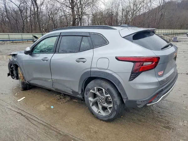 KL77LHEP4SC001497 2025 CHEVROLET TRAX - Image 2