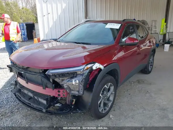 KL77LHEP4SC025590 2025 CHEVROLET TRAX - Image 2