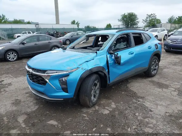 KL77LHEP4SC030093 2025 CHEVROLET TRAX - Image 2