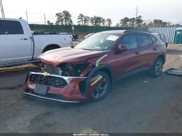 KL77LHEP4SC054250 2025 CHEVROLET TRAX - Image 2