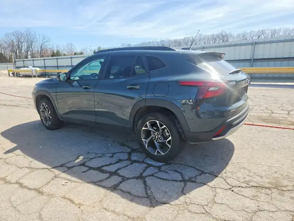 KL77LHEP4SC060632 2025 CHEVROLET TRAX - Image 2