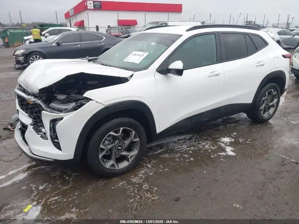 KL77LHEP4SC064700 2025 CHEVROLET TRAX - Image 2