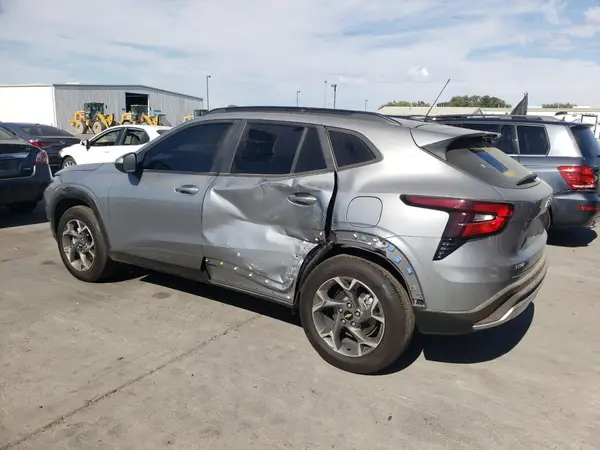 KL77LHEP4SC067256 2025 CHEVROLET TRAX - Image 2